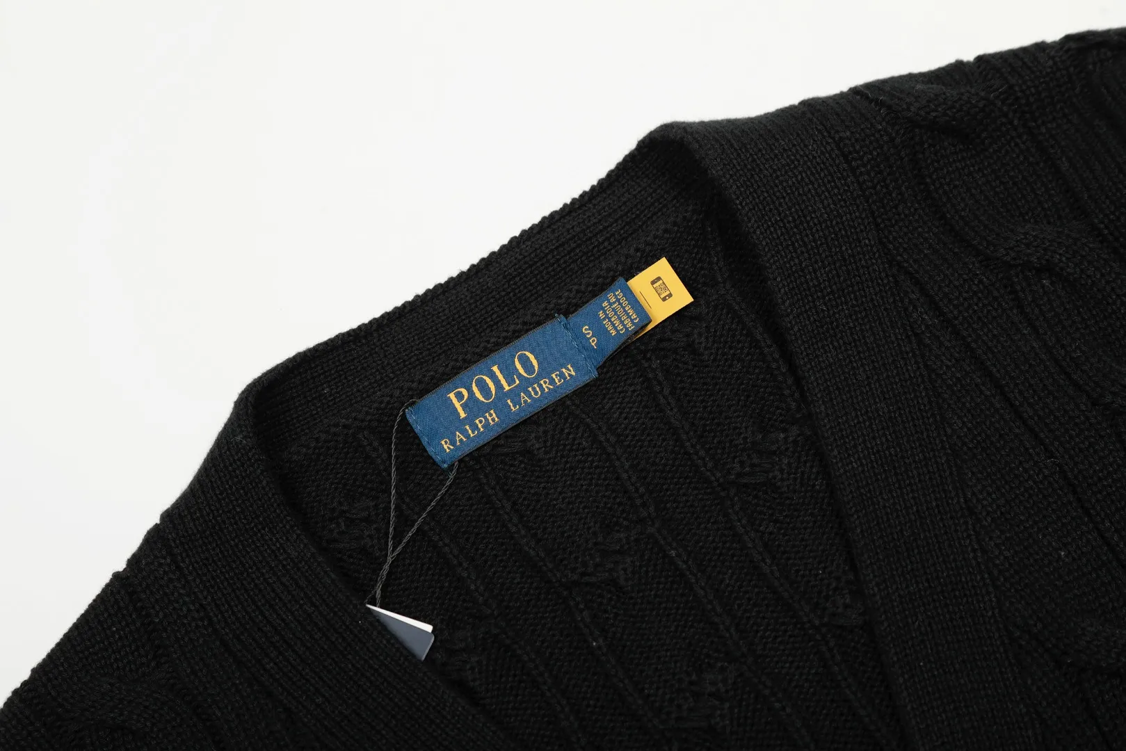 P250 Top quality" Style number: DS113# (not off the shelves all year round) [Ralph Lauren large V-neck solid color pony embroidered logo twist knitted cardigan] ✅Ralph Lauren classic basic versatile goddess style large V-neck knitted cardigan jacket ✅Main supply platform live broadcast Wholesale entities Replenish when out of stock Not off the shelves ✅ZP quality 1:1 version Scan the code to enter the GF website Counter quality ✅Detailed quality is the only one in Guangzhou Imported quality cotton yarn, focusing on high-end, cost-effective, good quality needless to say ✅The version is restored to the original order, the maximum size can be worn up to 160 pounds, loose, comfortable and stress-free ✅The upper body is simple and easy to match, ootd must-have style, good-looking clothes are never picky, a must-have in the goddess' wardrobe. Size: S-XL Color: Black White Gray Light Blue Khaki Pink Yellow Chinese Red Navy Blue White Label Navy Blue Red Label